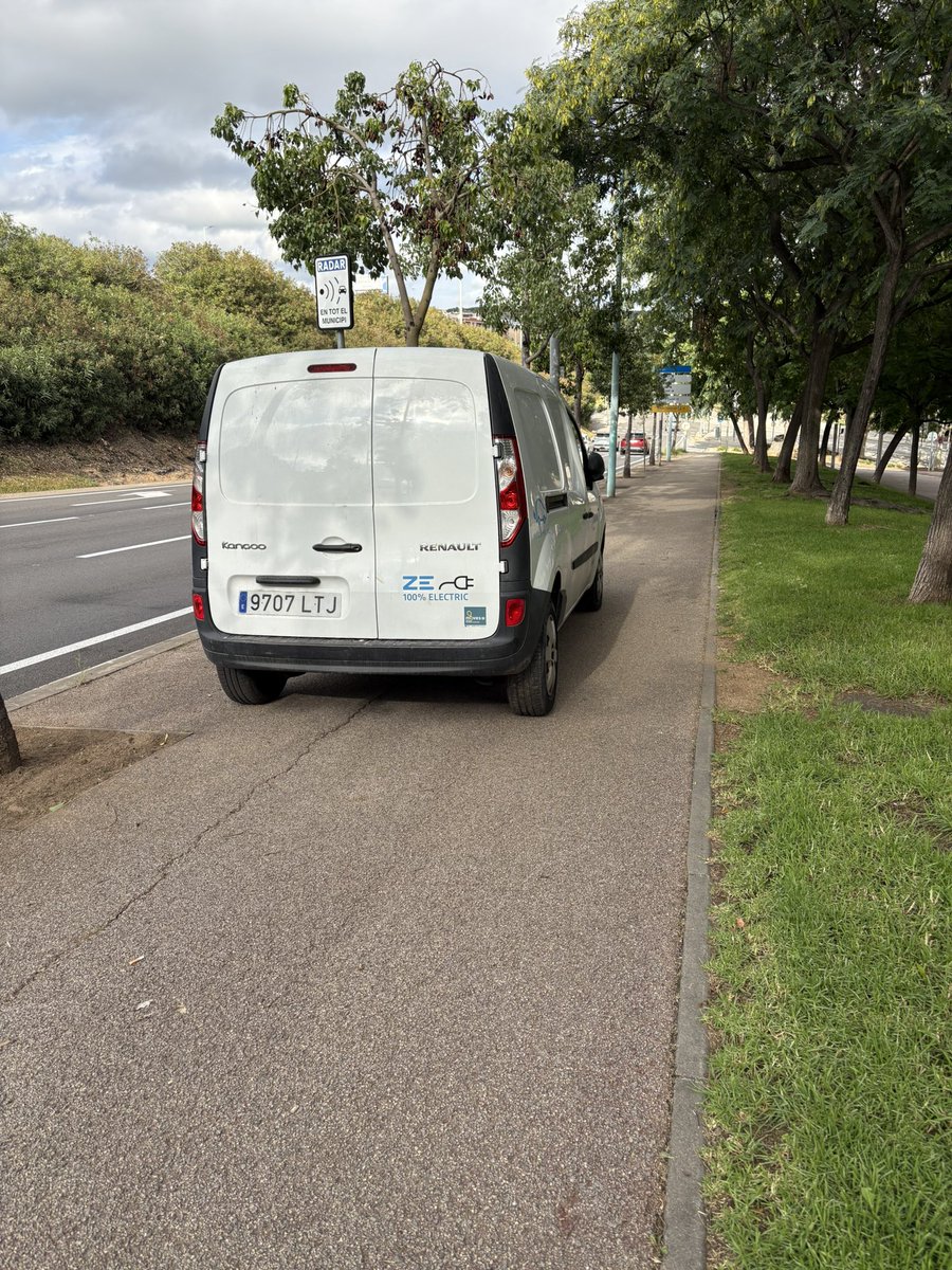Aquest cotxe porta 2 dies aparcat a la vorera del lateral de l’autopista. Al C/ Sant Josep i Rosés. Quan el vindreu a treure <a href="/AjBadalona/">Ajuntament de Badalona</a> ? 
#badalona