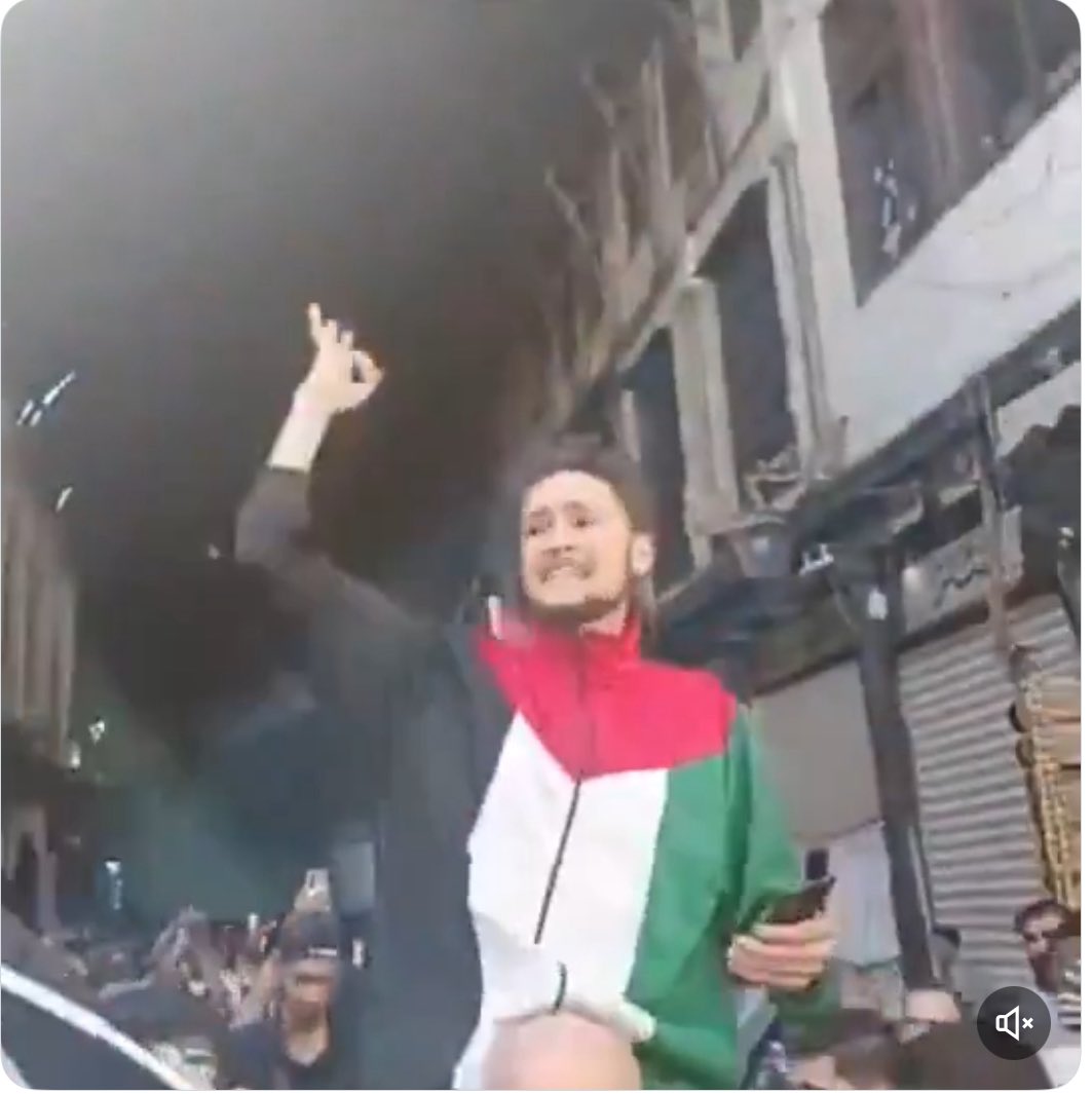 ماذا تنتظر يا ريس؟!انجاس السوريين يهتفون ضد مصر والرئيس بعد عشرين سنة من استضافة مصر والمصريين لاكثر من خمسة مليون لاجئ سورى..تركو الصهاينة يغتصبو بلدهم وخرجو للهتاف ضد الرئيس! اطرد اللاجئين الخونه الارهابيين فورا يا ريس…