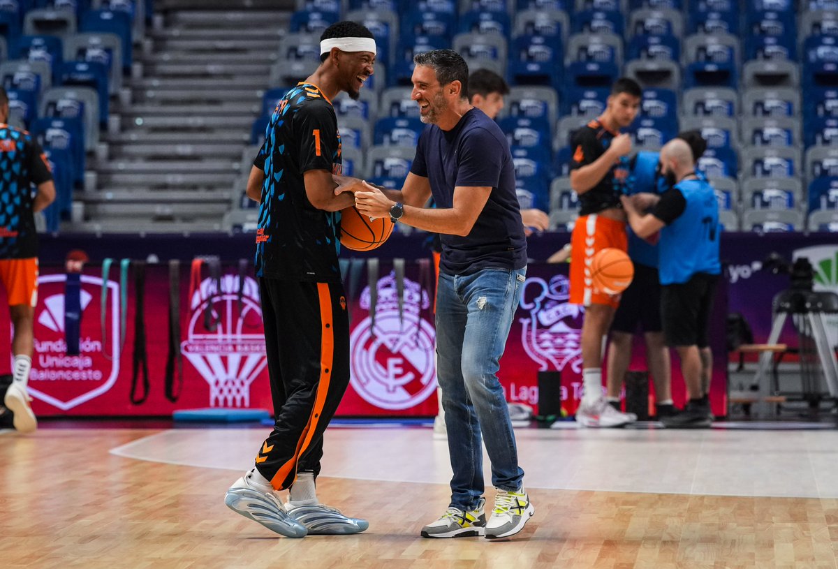 Esta foto 🤩
<a href="/KamTaylor5/">Kam Taylor</a> ❤️ <a href="/ibonnavarro/">Ibon Navarro</a> 

#SupercopaEndesa