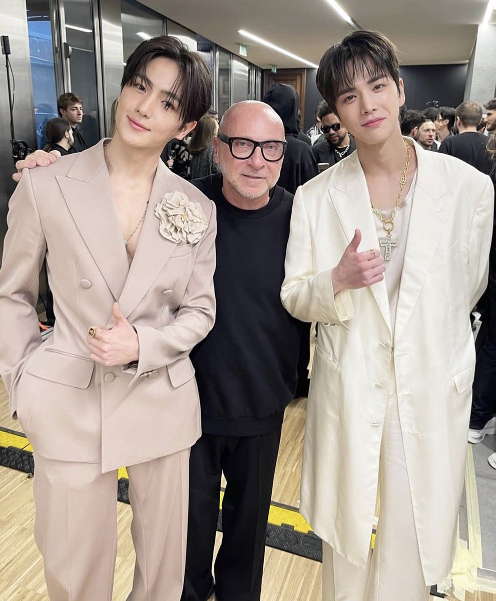 정아쌤이 누구시냐면요

전설의 트리거 그 의상과
전설의 밀라노 왕자님을 탄생시키신 그런 분이에요...