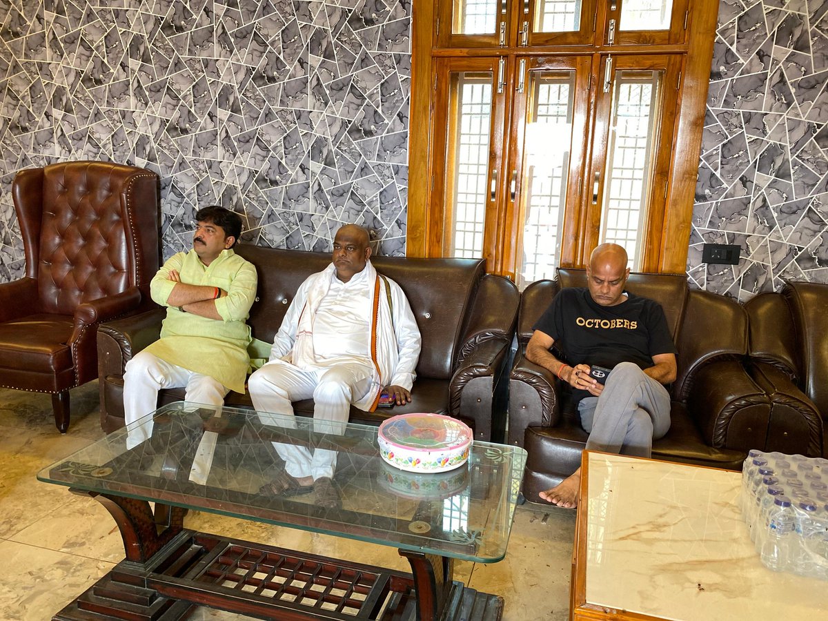 MLCBrijeshSingh's tweet image. आज बांसगाँव गोरखपुर में श्री अमरजीत सिंह जी के पूज्य पिता जी स्व. गुलाब सिंह जी के निधन की सूचना पे उनके पैतृक आवास पहुँच के शोक संवेदना व्यक्त किया।
.
.
.
.
#गोरखपुर 
@BJP4UP 
@BJP4India