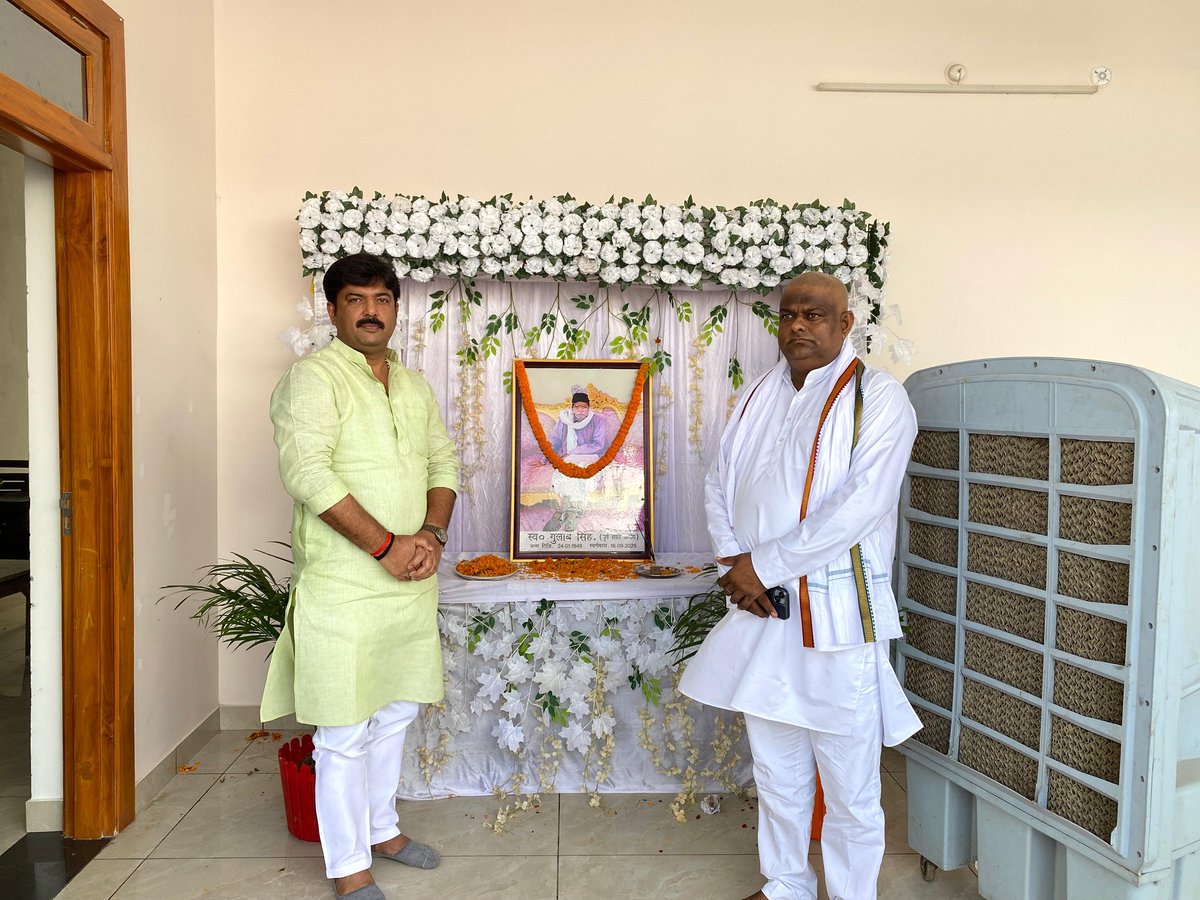 MLCBrijeshSingh's tweet image. आज बांसगाँव गोरखपुर में श्री अमरजीत सिंह जी के पूज्य पिता जी स्व. गुलाब सिंह जी के निधन की सूचना पे उनके पैतृक आवास पहुँच के शोक संवेदना व्यक्त किया।
.
.
.
.
#गोरखपुर 
@BJP4UP 
@BJP4India
