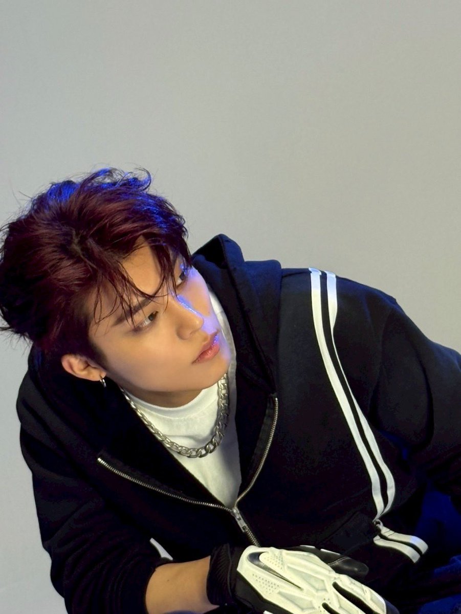 teuverse_id's tweet photo. [TRANS] 🐺
270925

Teume semuanya! Maaf banget &amp; rada sedih aku gak bisa kasih hadiah nyanyi karena sibuk persiapan macem-macem…aku bakal berusaha lebih keras lagi buat tampil di konser buat bales cinta kalian! Ini foto-foto yang kusimpen!

[1/4]
@treasuremembers https://t.co/qTpnlMM1fp
