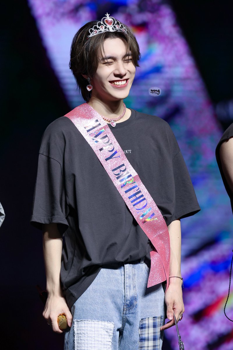 wong_benignboy's tweet photo. 2025.SEP.27
WayV 2025 Concert [No Way Out] 
In HANGZHOU

Happy birthday 🎂 
we always here with you, love you 🥰

#HENDERY #헨드리 #黄冠亨
#威神V #WayV #WeishenV 
#黄冠亨0928生日快乐
#WayV_NOWayOUT
#WayV_NOWayOUT_CONCERT
#WayV_NOWayOUT_HANGZHOU https://t.co/ch8qIwuaOt