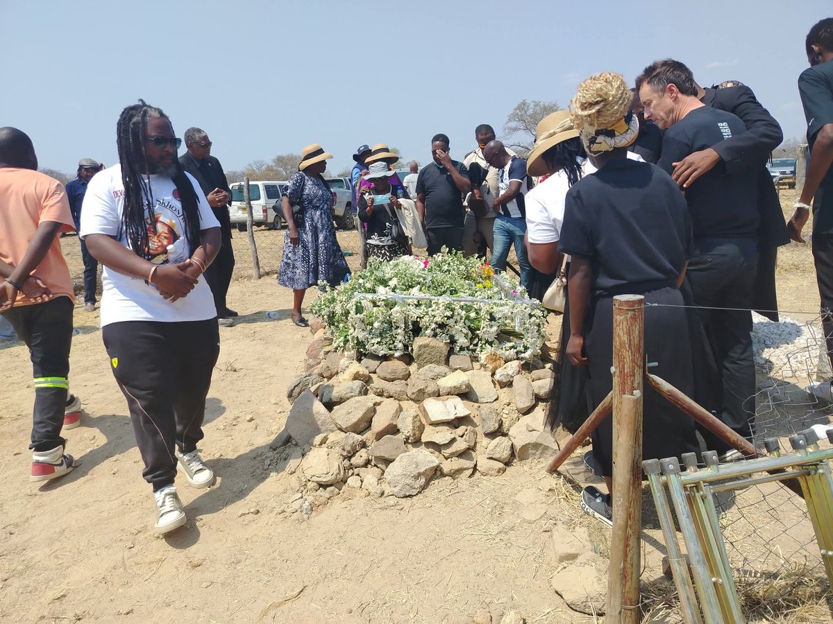 SkyzMetroFM's tweet photo. #BabongileBurial : Rest in Peace Murifithi, King Solomon Wegagasi, SekaQobo, Babo, Bubbles. Babongile Sikhonjwa we will ever remember you thank you for the talent you shared with us. 

Forever in our HEARTS...

#Esabantu
#BeyondTheSky
#RemberingBabo 

📸 AllenMoyo https://t.co/DptVKJLG3z