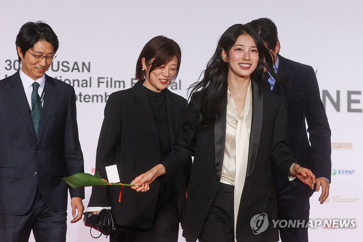 C-netizens’ thoughts on BAE SUZY’s attendance at the #BIFF2025 closing ceremony (via Xiaohongshu):

• She always chooses outfits that are very appropriate for the occasion—not flashy, but very tasteful, easy to appreciate in a subtle way.
• Yes, she looks great, never gets it