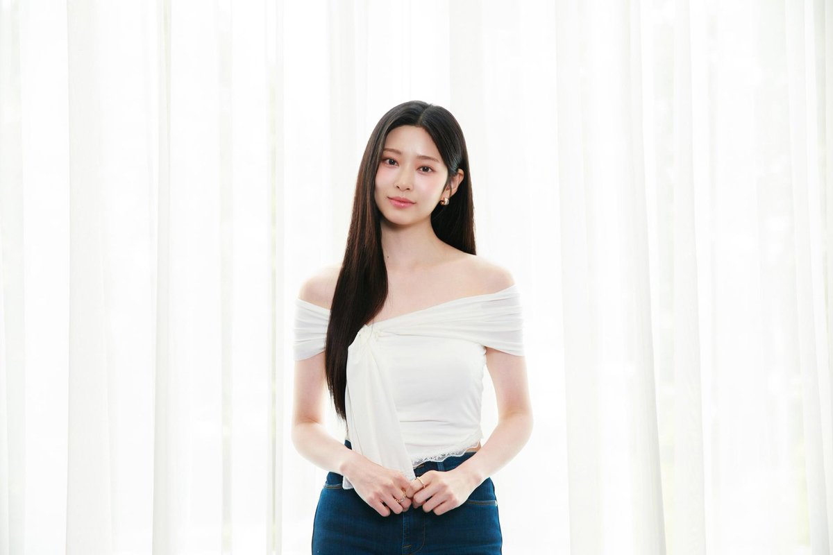 deardandebud's tweet photo. i need more off shoulder minju now https://t.co/8WQEUi9Wnf