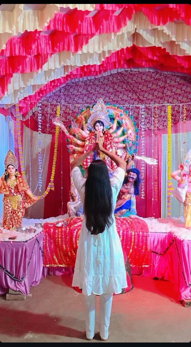 हो गया है शंखनाद, हाथ शस्त्र ले उठा,
राष्ट्र के जो द्रोही हैं दंड उनको दे ज़रा।
युद्ध स्वाभिमान का है, हारना अब मना,
धर्म को अधर्म से करना होगा सामना।

#Hinduism #durgapooja