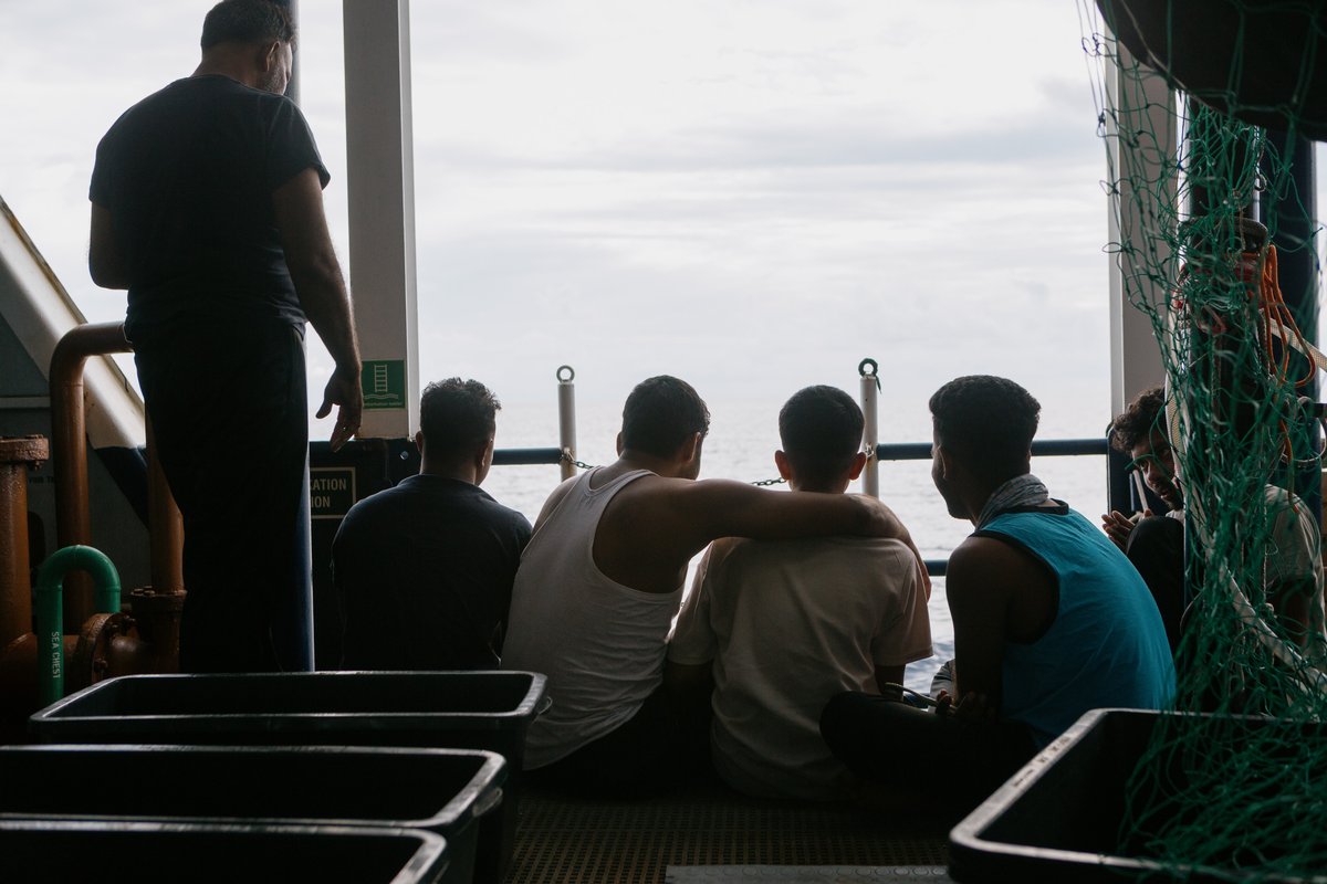 Dopo in primo intervento e dopo l'attacco da parte di una milizia libica abbiamo soccorso un'altra imbarcazione in difficoltà. Con 124 sopravvissuti a bordo della #SeaWatch5 ci stiamo dirigendo verso a Napoli, porto assegnatoci dalle autorità, per portare tutti in salvo a terra.