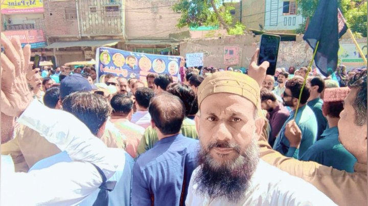 ہمارے جائز مطالبات پورے کرو۔ پینشن رولز میں ترمیم نامنظور ،دوسرے صوبوں کی طرح سندھ ملازمین کو ڈسپیریٹری الاؤنس اور گروپ انشورنس دیا جاۓ۔
ملازم دشمن ہر دستور نامنظور۔ نامنظور
#JusticeForSindhEmployees