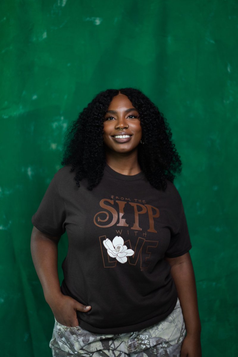 SippTalk's tweet image. Our latest color way in our ‘From The ‘Sipp Love’ tees just dropped!! Mississippi Magnolia 💚 and Mississippi Mud 🤎 shop now! sipptalk.com/category/all-p…