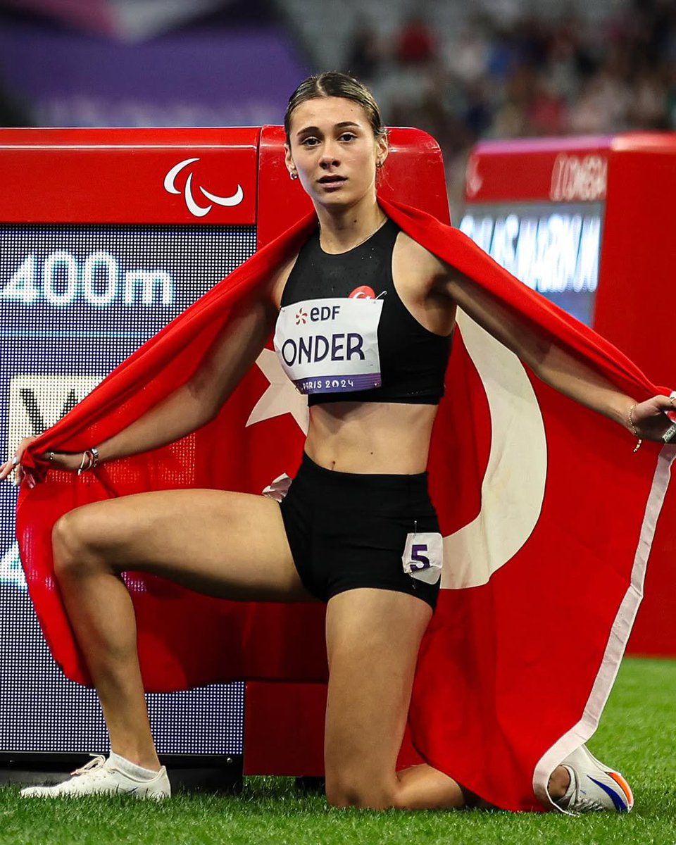 🇹🇷 Milli atletimiz Aysel Önder, Dünya Para Atletizm Şampiyonası'nda 54.51 dereceyle Dünya Rekoru kırarak altın madalya kazandı. 🥇