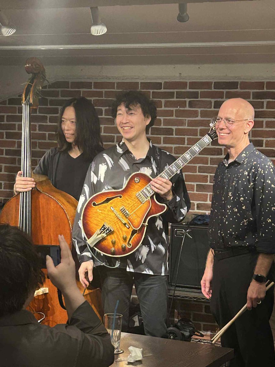 NakanoJazz's tweet photo. レコ発初日、bochibochiありがとうございました!!10/3大阪グラバー邸、10/11京都ルクラブジャズご予約下さい!!

#jazz #jazzguitar #jazzguitarist #guitarist #guitar #junnakano #vonbaron #keishirosaito #gig #ジャズ #ギター #ジャズギター #ギタリスト #中野純 #ボンバロン #斎藤敬司郎 #レコ発 https://t.co/eh7rRP9bHV