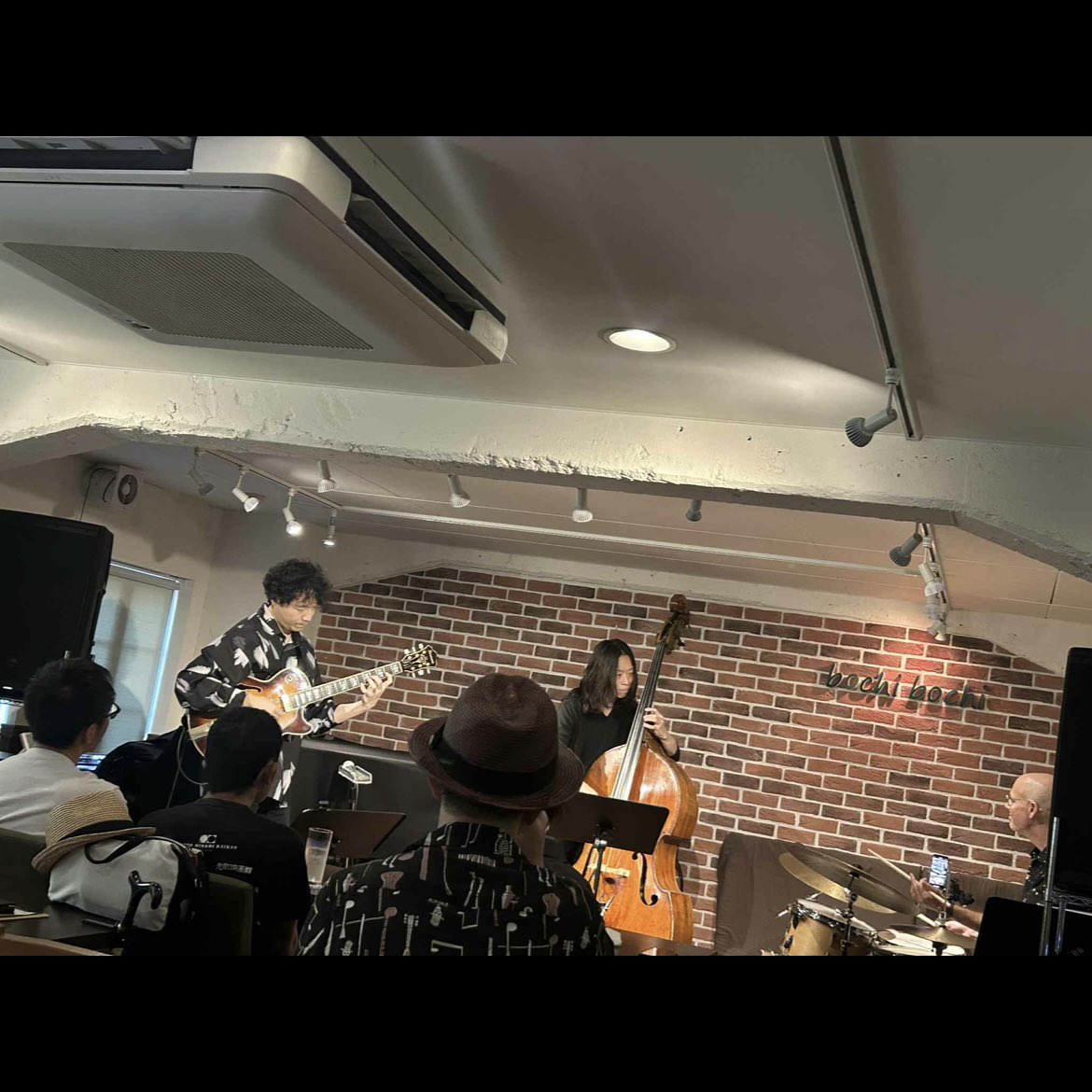 NakanoJazz's tweet photo. レコ発初日、bochibochiありがとうございました!!10/3大阪グラバー邸、10/11京都ルクラブジャズご予約下さい!!

#jazz #jazzguitar #jazzguitarist #guitarist #guitar #junnakano #vonbaron #keishirosaito #gig #ジャズ #ギター #ジャズギター #ギタリスト #中野純 #ボンバロン #斎藤敬司郎 #レコ発 https://t.co/eh7rRP9bHV