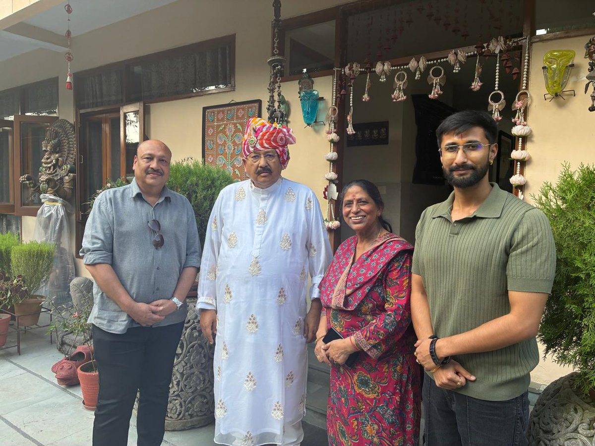 आज कैबिनेट मंत्री श्री सतपाल महाराज जी से शिष्टाचार भेंट की, इस अवसर पर उनसे अपनी पिथौरागढ़ विधानसभा क्षेत्र की कई योजनाओं पर चर्चा हुई । इस दौरान युवा नेता श्री सौरभ पन्त जी भी मौजूद रहें।