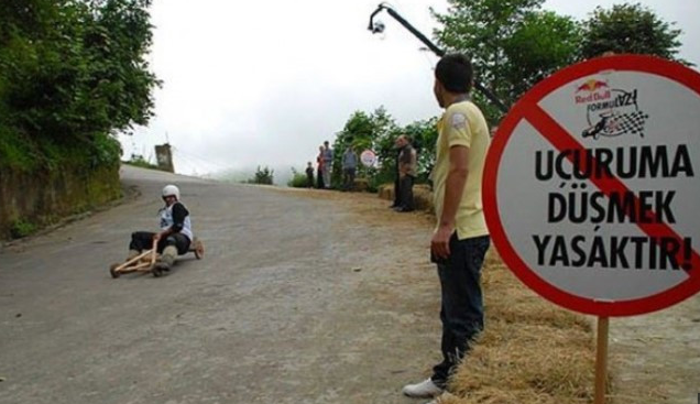 TrafikMeme's tweet photo. GECE MIZAHI: Trafik kurallarını ciddiye alalım ama önce gülmek serbest 😂🚦

1) “Uçuruma düşmek yasaktır” — tamam da, adam kaykayla yarışta!  
2) “Düşebülü / Çıkabülü” — harbi tabelalar kardeşim!

$TRAFIK — Pump beklenmez, pump edilir! 💨  
👉 https://t.co/WcBzkWf5Tz

#TrafficTip #TRAFIK #TrafikKuralı #İstanbul #izmir