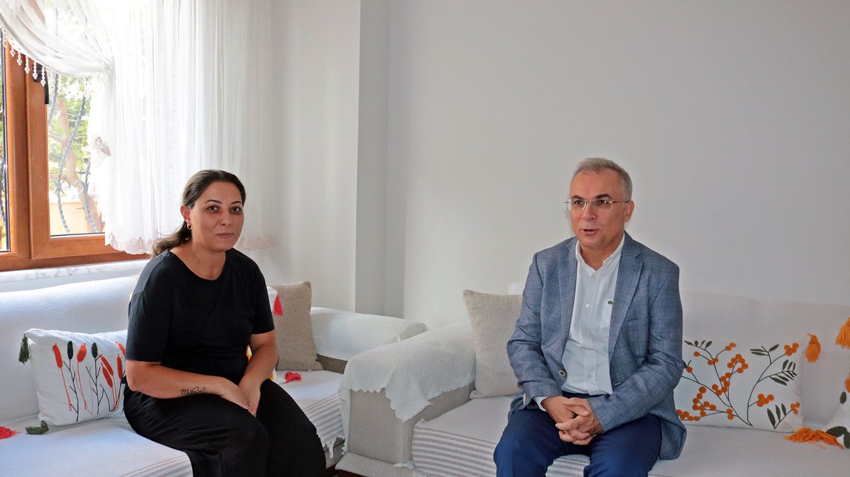 Kaymakamımız Bahri Tiryaki, #Ailemizİstanbul projesi kapsamında vatandaşlarımızı evlerinde ziyaret ederek hanelerinde misafir oldu.

🏡 Aksu Ailesi,
🏠Güvensel Ailesi,
🏡Kahraman Ailesi,
🏡Doğan Ailesi,
🏡 Çağdaş Ailesi'ne misafirperverliklerinden dolayı teşekkür ediyoruz.