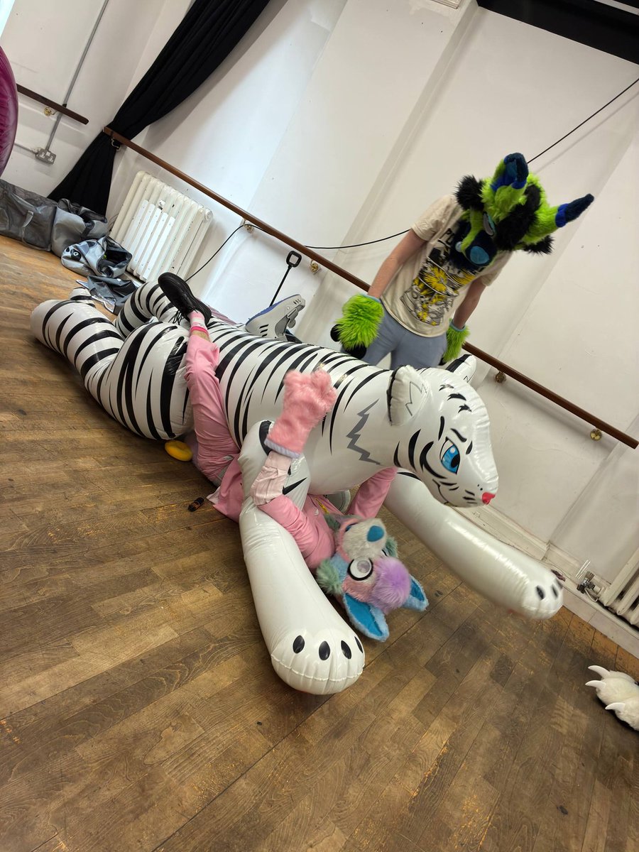 ExeterFurs's tweet image. Some pics from our September meet!
Our next meet is our Halloween Party on 12th October which is gonna be even more awesome. 

DJ Ulfer and DJ Swolf will also be spinning the tunes!

exeterfurs.org.uk/exeterparty (for more info)
support.exeterfurs.org.uk (for ticket/attendance)