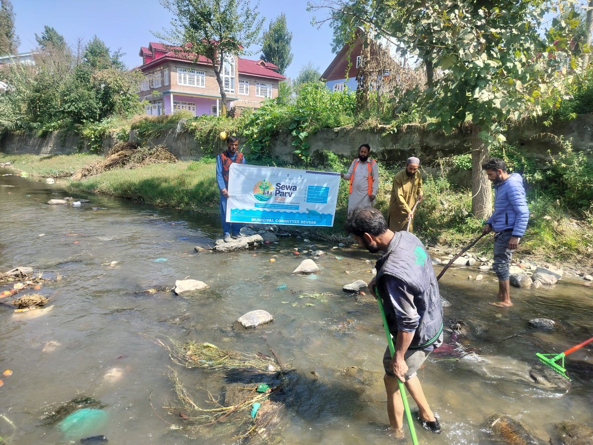 mcdevsar's tweet image. As a part of sewa parv program MC Devsar conducted different activities like cleanliness drives cleanliness of water bodies and door to door awareness campaign regarding source segregation of waste today on 27/9/25