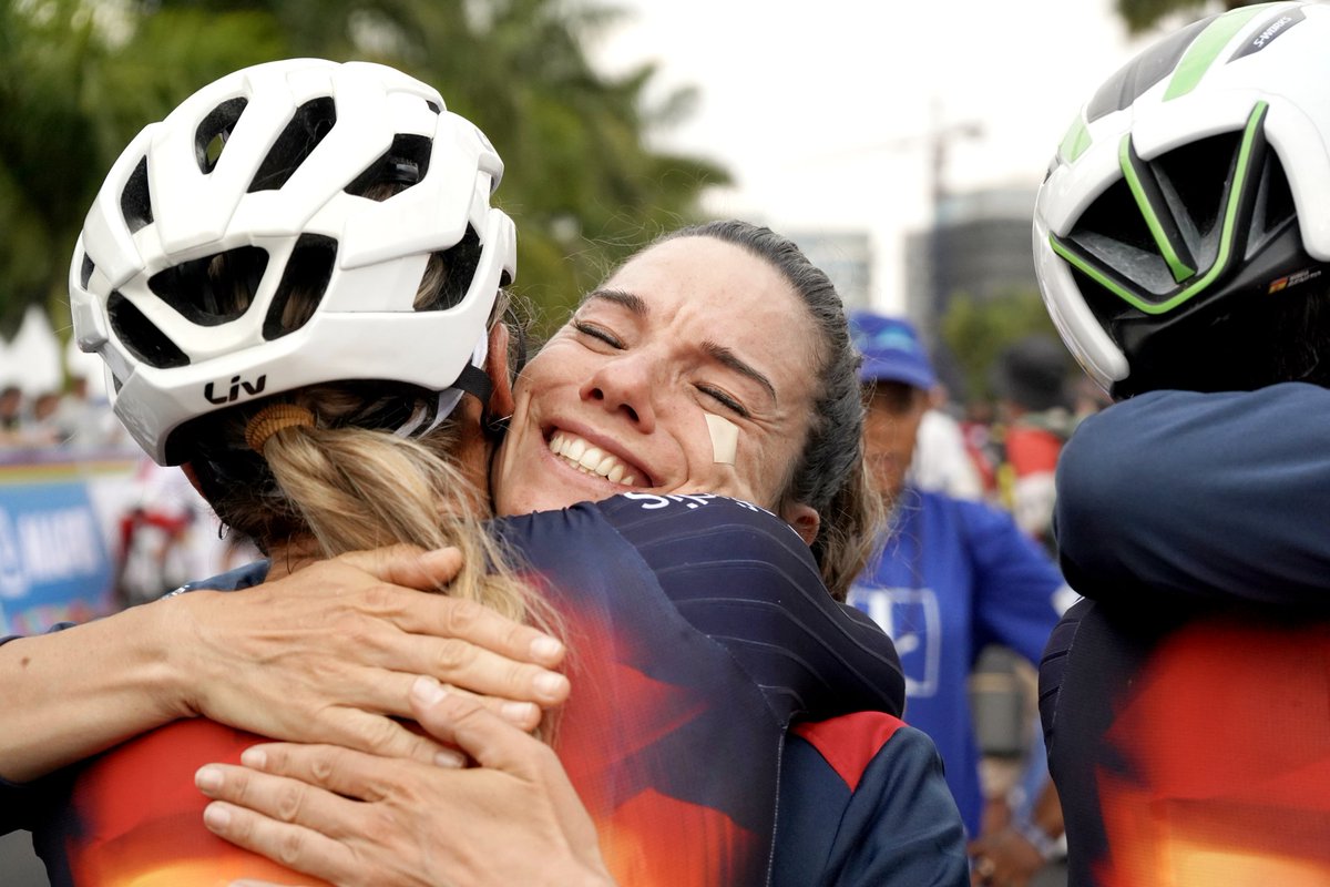 RFECiclismo's tweet image. 💥 EXPLOSIÓN DE FELICIDAD 💥

🥹 Las caras de alegría y emoción de todas las integrantes del #TeamESPciclismo 🇪🇸 hablan por sí solas: no pueden estar más orgullosas de Mavi García 

¡Enhorabuena, cuánto te lo mereces! ¡Qué alegría! ♥️