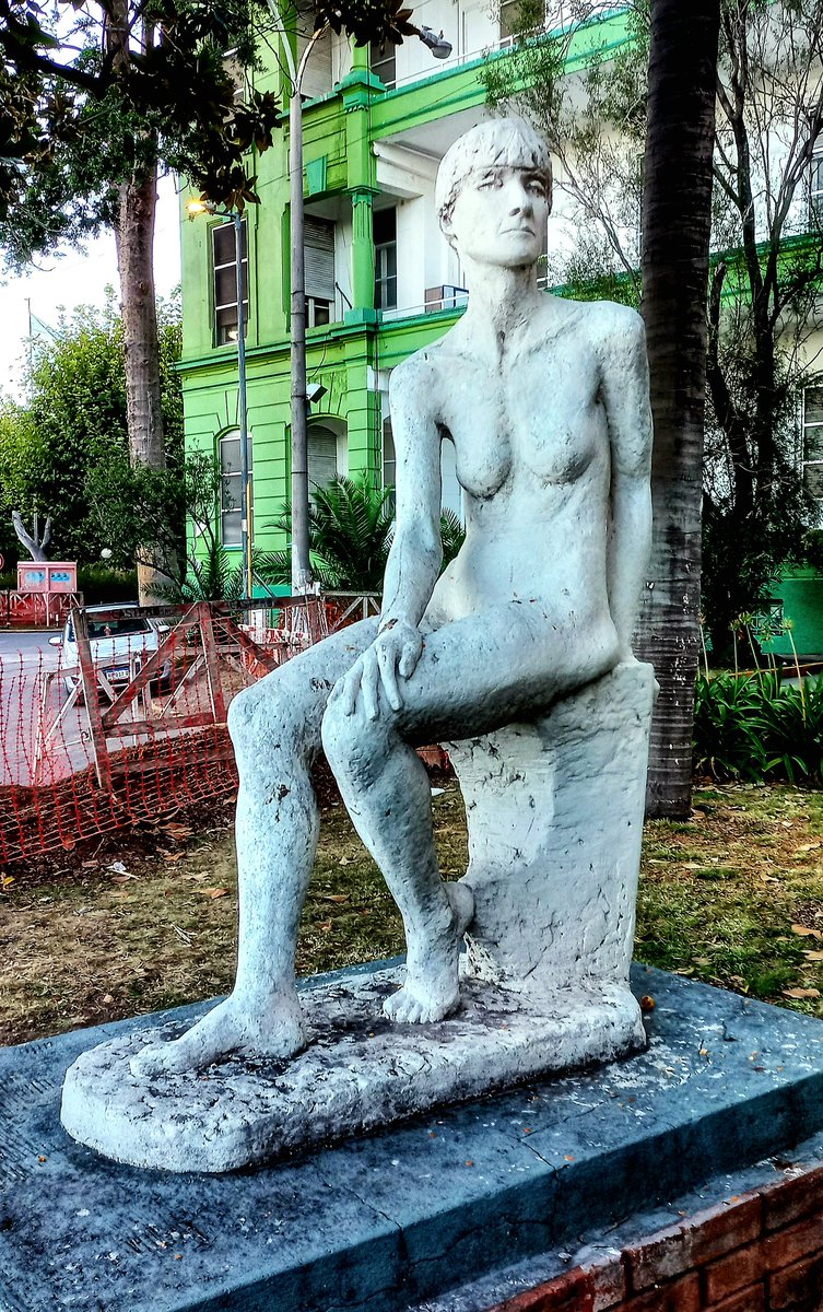 ¡Feliz domingo gente linda!
Escultura que se encuentra al ingreso del hospital Piñero. CABA.
<a href="/hacerfotos/">Antonio (@hacerfotos)</a> 
<a href="/Imagen_Arg/">Argentina en Imágenes 🇦🇷</a> 
<a href="/LugaresArgentos/">#LugaresdeArgentina 🇦🇷</a> 
#esculturas
#arte