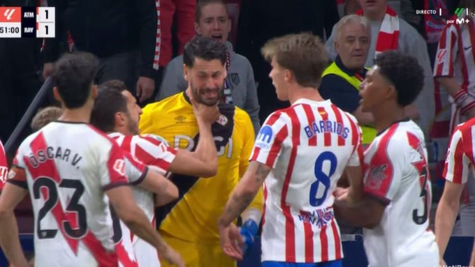 ubietoo's tweet photo. No es ni el FC Barcelona ni el Real Madrid eh! Es el Aleti. 2 rojas perdonadas en dos partidos consecutivos y un gol en fuera de juego concedido con el VAR... y están a 9 puntos de líder tu... TELA https://t.co/kwsU4R3MWC