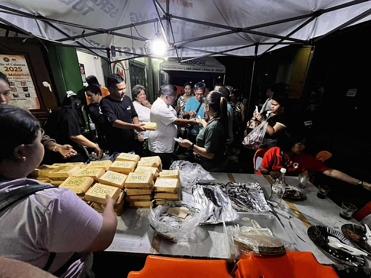 braindumpko's tweet photo. 09.27.25 - Pangkat Shuvee gave food packs to the fire victims earlier ❤️

supportive shuvee awww nasa endorsement shoot pa sya niyan  

🔗https://t.co/JSy2SlBUj4 https://t.co/pE4lA7T3nA