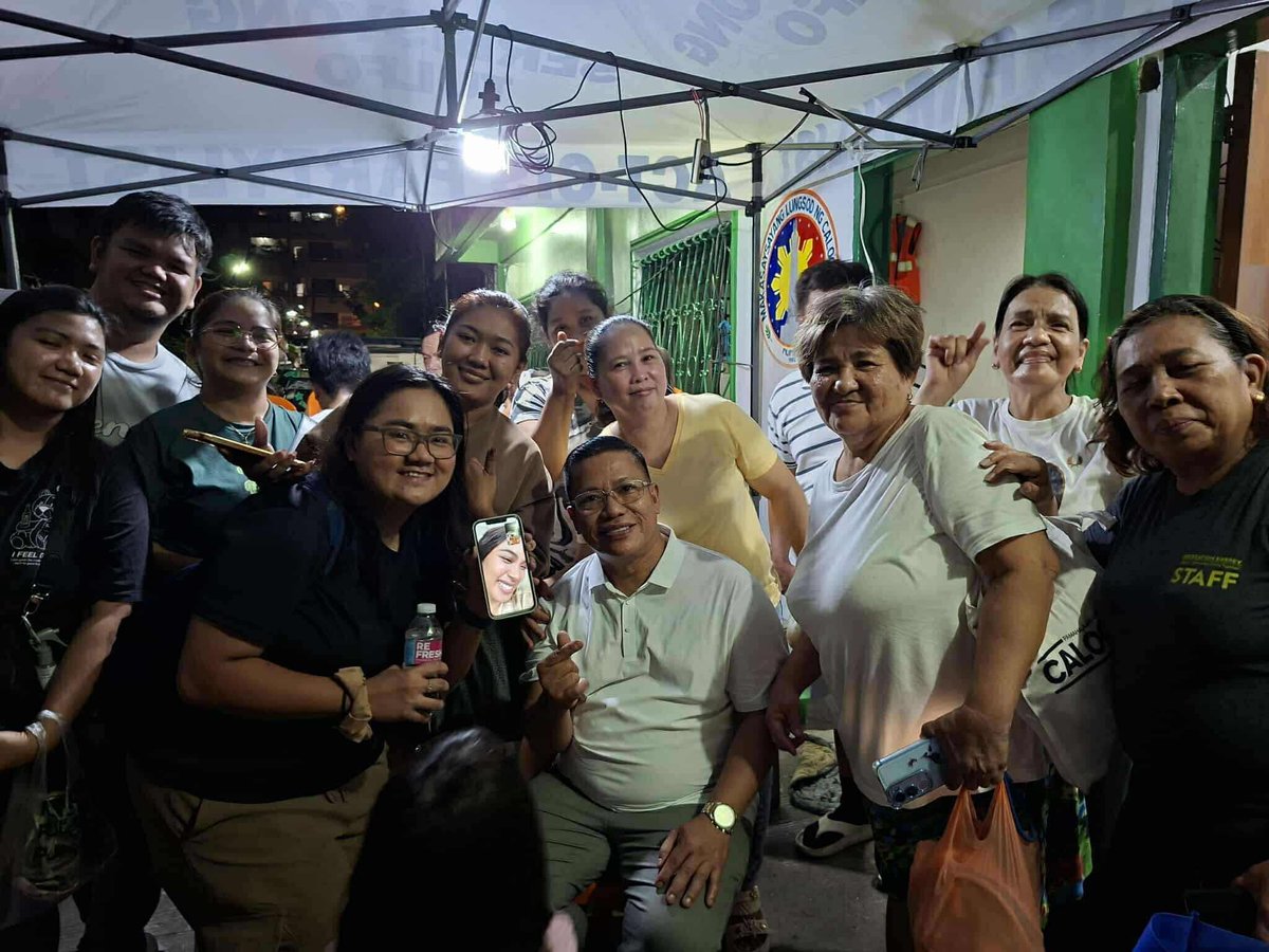 braindumpko's tweet photo. 09.27.25 - Pangkat Shuvee gave food packs to the fire victims earlier ❤️

supportive shuvee awww nasa endorsement shoot pa sya niyan  

🔗https://t.co/JSy2SlBUj4 https://t.co/pE4lA7T3nA