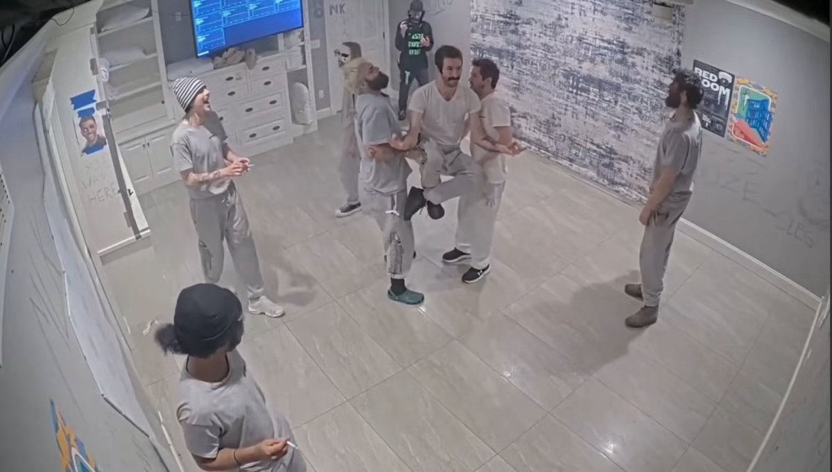 StonefoxDetroit's tweet image. @FrizzleDrap  
#sardinetin #fishtanklive