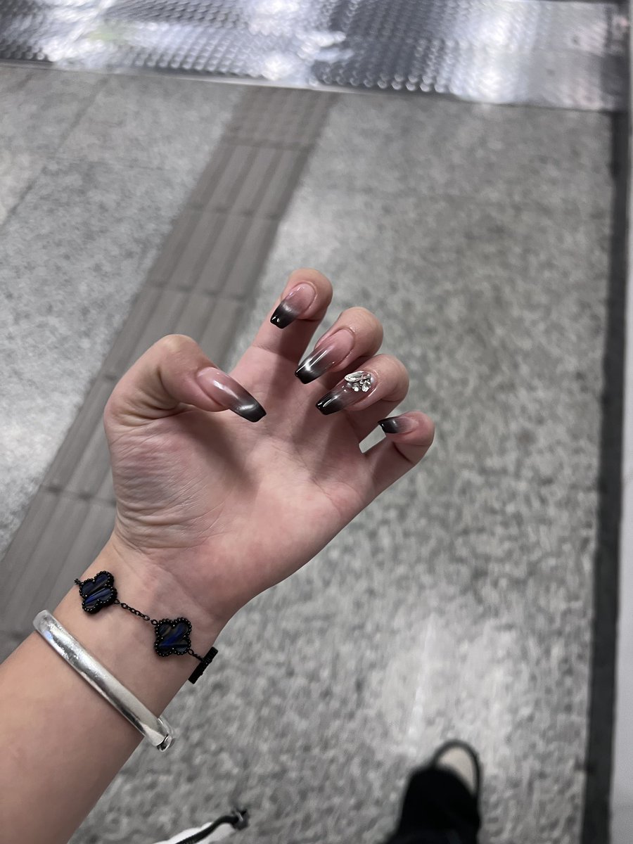 新指甲^-^想落在红红的脸上拍照