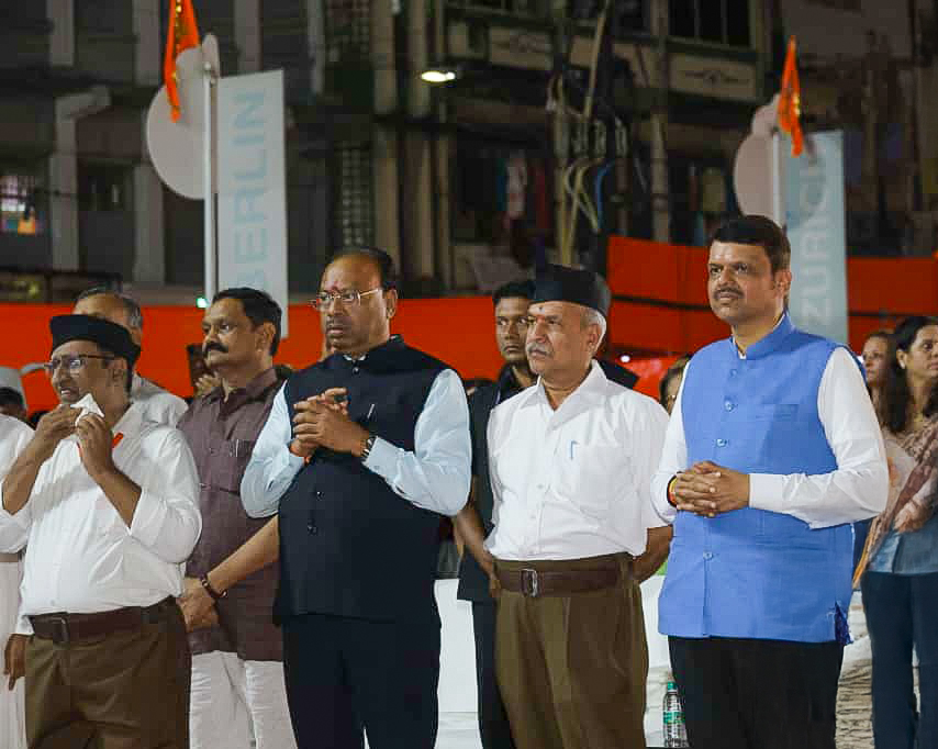 Dev_Fadnavis's tweet image. नमस्ते सदा वत्सले मातृभूमे..

🚩Rashtriya Swayamsevak Sangh Path Sanchalan - Nagpur Mahanagar in the esteemed presence of Param Pujya SarSanghChalak Dr. Mohan Bhagwat Ji

🚩प. पू. सरसंघचालक डॉ. मोहन भागवत जी यांच्या प्रमुख उपस्थितित राष्ट्रीय स्वयंसेवक संघ पथसंचलन - नागपूर महानगर…