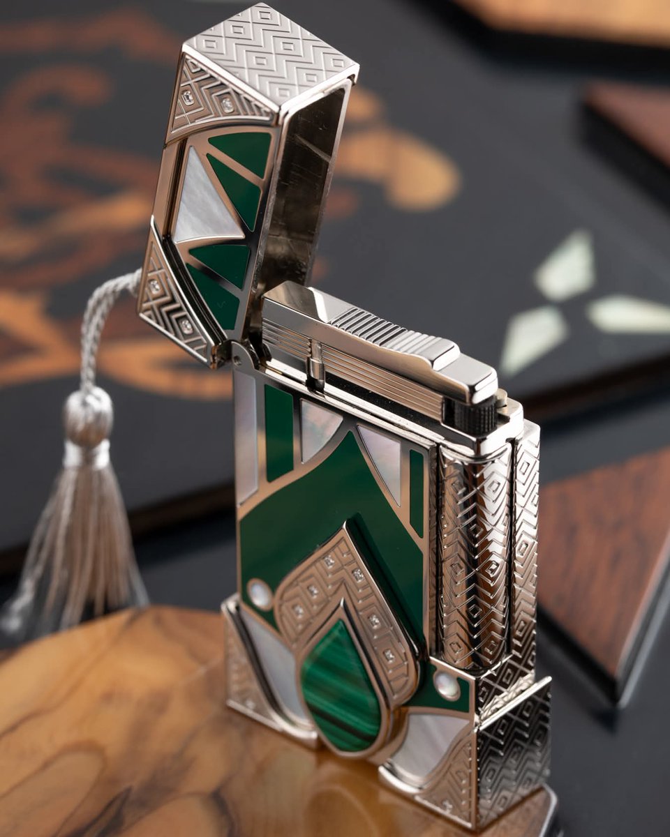 aficionadohub's tweet image. Fit for royalty. 👑🔥
Inspired by the Maharaja of Patiala’s legendary style, the Maharaja &amp;amp; Maharani lighter is crafted in solid gold, set with diamonds, and echoes the splendor of 1930s India.

 #STDupont  #HauteCreation