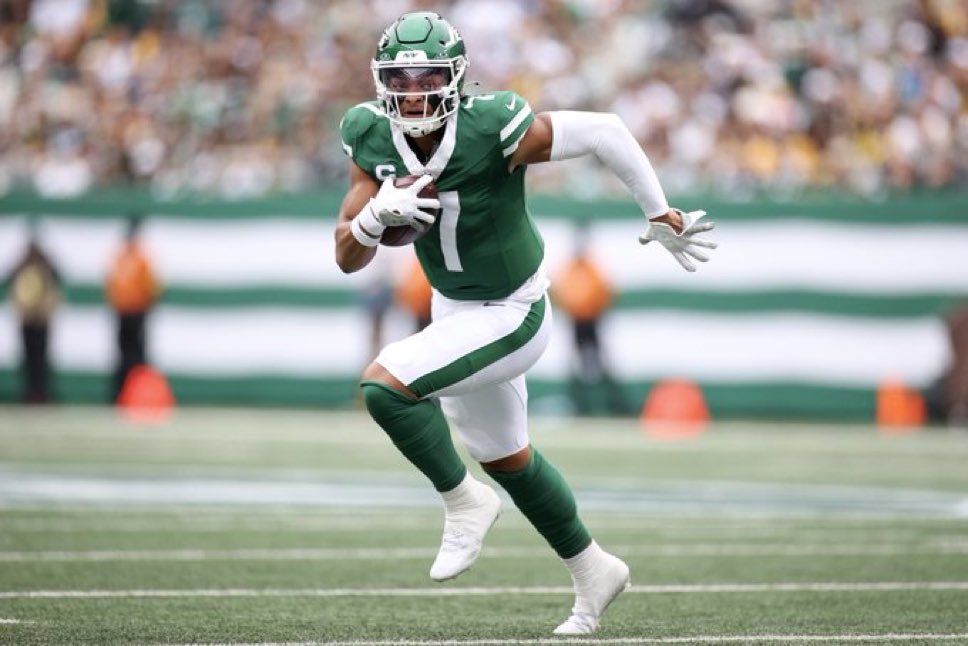 Profiler_Now's tweet photo. Justin Fields just got cleared for week 4 verse Dolphins are you starting him this week? #Jets #QB1 #Dolphins #startem https://t.co/ZkuJGmeoXR