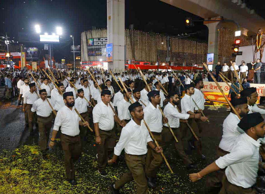 Dev_Fadnavis's tweet image. नमस्ते सदा वत्सले मातृभूमे..

🚩Rashtriya Swayamsevak Sangh Path Sanchalan - Nagpur Mahanagar in the esteemed presence of Param Pujya SarSanghChalak Dr. Mohan Bhagwat Ji

🚩प. पू. सरसंघचालक डॉ. मोहन भागवत जी यांच्या प्रमुख उपस्थितित राष्ट्रीय स्वयंसेवक संघ पथसंचलन - नागपूर महानगर…