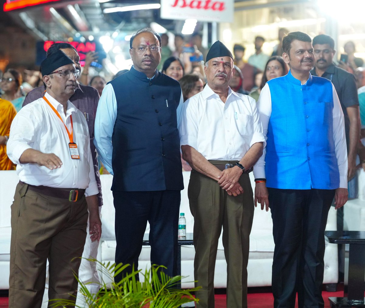 Dev_Fadnavis's tweet image. नमस्ते सदा वत्सले मातृभूमे..

🚩Rashtriya Swayamsevak Sangh Path Sanchalan - Nagpur Mahanagar in the esteemed presence of Param Pujya SarSanghChalak Dr. Mohan Bhagwat Ji

🚩प. पू. सरसंघचालक डॉ. मोहन भागवत जी यांच्या प्रमुख उपस्थितित राष्ट्रीय स्वयंसेवक संघ पथसंचलन - नागपूर महानगर…