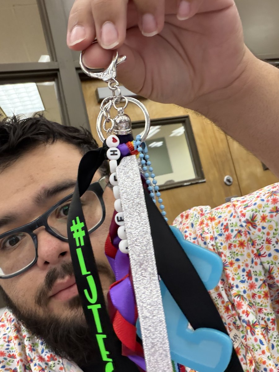 luisalanizedu's tweet image. My #WeaveYourImpact keychain reflects my values: 💜 Empathy, ❤️ Student Voice, ⚪ Equity, 🌈 Cultural Responsiveness, and 💪 Resilience. @cgarza0930 @msgracia15
@Leticia_FF77 @KarinaMarin @SaraLeeSanchez2 @marisol_garza_1
@MarlenHinojosa8 #LJTECHi3 @LaJoyaISDEdTech