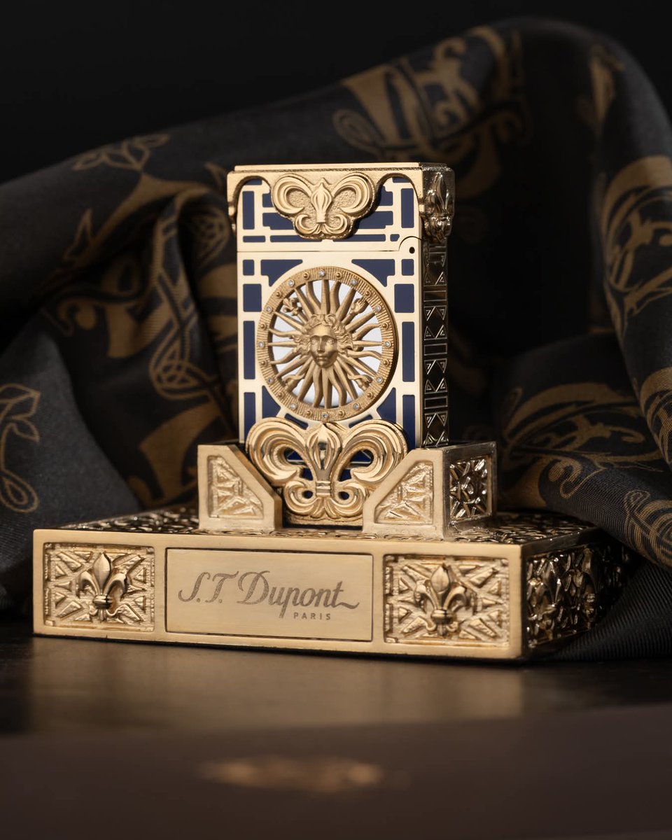 aficionadohub's tweet image. Fit for the Sun King. ☀️👑
The Louis XIV Haute Création by S.T. Dupont - solid gold, set with diamonds, and adorned with royal blue lacquer inspired by Versailles. Limited to just 8 pieces worldwide.

#StDupont #LouisXIV #HauteCreation