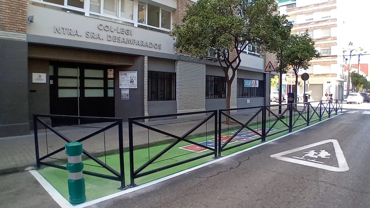 AjuntamentVLC's tweet image. 🚸@VlcMobilitat recupera 81 m2 d'espai per als vianants a les portes de 2️⃣centres educatius⤵️
 
🏫Accessos dels col·legis Nuestra Señora de los Desamparados, #Natzaret, i Som Escola, situada en #Soternes

🎒També millora la seguretat viària CEIP Humanista Mariner, #Safranar