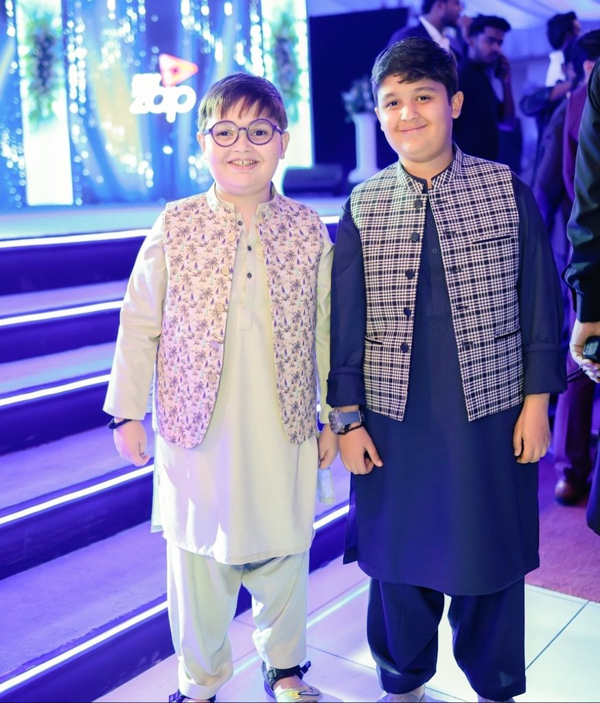 qamar_zari's tweet photo. Frame incomplete 💔💔
This breaks Heartt 😭
#Umer https://t.co/wIo8oLaBXR