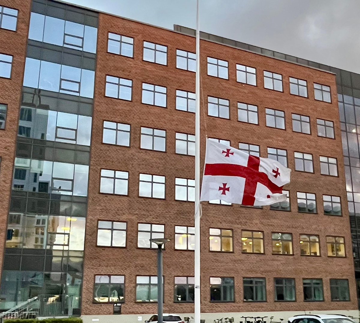 The National Flag of 🇬🇪 flies at half-mast today at the Georgian Embassy in Copenhagen <a href="/GEinDK/">Georgia in Denmark</a> , we remember and pay tribute to the tragic fall of #Sokhumi 32 years ago.  We honour the memory of the victims of the war &amp; ethnic cleansing in #Abkhazia. Abkhazia is Georgia.