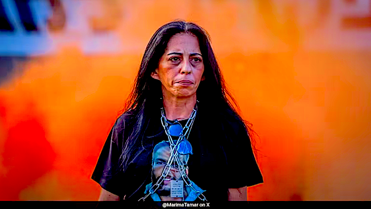 v_lemire's tweet photo. ⚠️ Einav Zangauker. Retenez bien ce nom et ce visage. Mère-courage de Matan, leader infatigable des familles qui se battent depuis 2 ans pour la libération des otages. Elle vient peut-être d'annoncer la fin de Netanyahou: 
• 🇮🇱 "Il y a un deal américain sur la table. Le Hamas vient de l'accepter. Game over Netanyahou, c'est fini!!! Cette fois-ci le monde entier t'empêchera de saboter le deal. Si tu reviens sans accord, c’est l'enfer qui t’attend ici. Un enfer que tu ne peux même pas imaginer"
• 🇺🇸 La proposition de Trump en 21 points vient en effet d'être accepté par le Hamas, selon les médiateurs Qatari. La réponse officielle viendra à réception du texte détaillé de l'accord [Résumé: cessez-le-feu définitif, libération de tous les otages vivants & morts, retrait de l'armée israélienne, aide humanitaire massive sous responsabilité ONU / Croix-Rouge, amnistie pour les chefs Hamas, libération de centaines de prisonniers palestiniens condamnés à vie (dont Barghouti?), Gouvernement de transition composée de technocrates palestiniens, population de Gaza "encouragée à rester", plan de reconstruction en 5 ans, État palestinien reconnu après réforme et refondation politique de l'Autorité palestinienne]. 
• 🇫🇷🇸🇦 Après sa volte-face sur l'Ukraine, Trump fait un virage à 180 degrés sur Gaza. Sa proposition converge nettement avec le plan franco-saoudien, qui a enclenché une dynamique et bousculé les rapports de force. Sources diplos confirment des contacts intenses France / US depuis 15 jours. 
• 🇺🇸🇮🇱 Lundi, rencontre à quitte ou double entre Trump & Netanyahou. Restons prudents, car Netanyahou n'est jamais aussi dangereux que quand il est coincé #Iran #Qatar #Liban (…) 😵‍💫🚀💥💣🌍