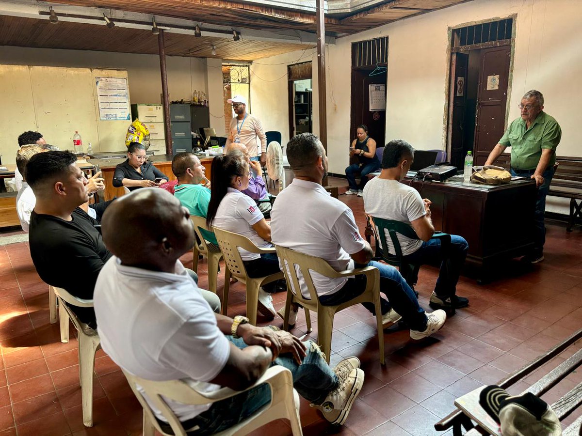 GildardoSilvaPH's tweet photo. #DesdeElTerritorio Participamos del conversatorio con miembros de la organización del Sindicato Nacional de Trabajadores de Pulpa, Papel y Cartón @SintrapulcarC . Donde se hizo pedagogía sobre la Reforma Laboral; su propósito en la humanización del régimen laboral colombiano, con el objetivo de construir un marco jurídico que garantice y dignifique el derecho de los trabajadores, para brindarles condiciones de vida digna. Además, se resolvieron dudas con relación a los derechos colectivos y el papel de los sindicatos dentro de la Reforma. Desde esta curul, nos comprometemos a seguir acompañando las iniciativas en materia legislativa que mejoren las condiciones de vida de los trabajadores.

#LaUnidadEsLaVictoria✊🇨🇴
#UPValledelCauca 💛💚desde los territorios