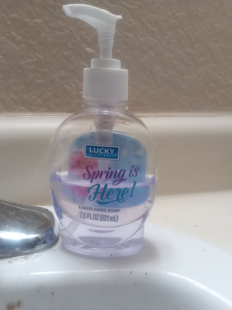bluerizzle_brad's tweet image. This #LuckySuperSoft #SpringisHere #LiquidHandSoap smells like a faint #scent of #grapes.