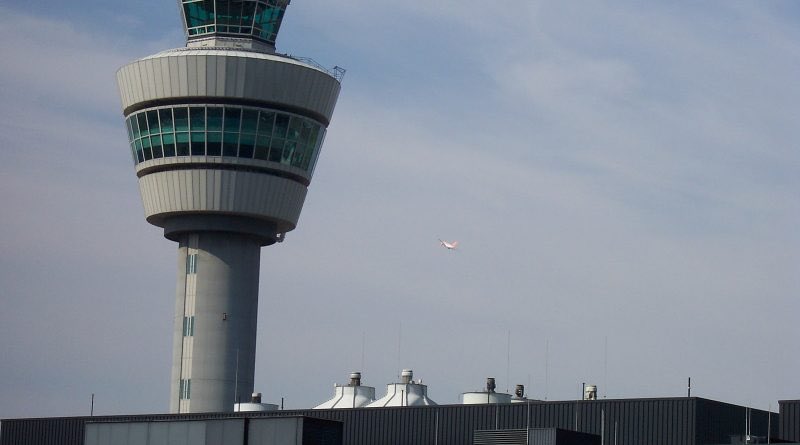 Dronemelding legt Polderbaan Schiphol stil, maar ballon niet uitgesloten dronewatch.nl/2025/09/27/dro…