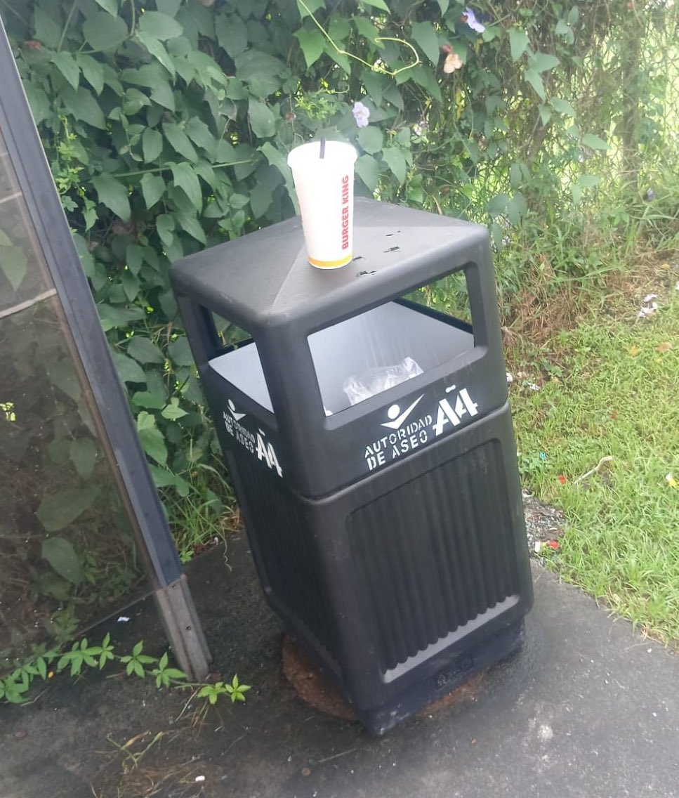 Cultura de aseo.
No se compra ni te lo da el gobierno. Esto viene de casa.