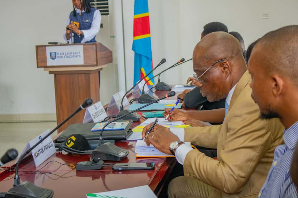 🟡🔵 
Ce samedi 27.09 à Kinshasa, dans une salle Garamba pleine d’élan, le Commandant du peuple, Martin Fayulu, a tenu un échange scientifique empreint de patriotisme avec les étudiants congolais.

Dans un contexte de turbulences politiques et sociales, il a lancé un appel fort: