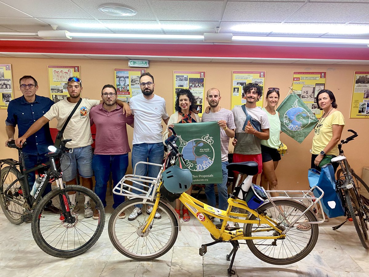 🚴‍♀️🌍 Hoy hemos recibido en el PSOE a un grupo de ciclistas que marchan a la #COP30 de Belém 🇧🇷
Quieren poner la 🚲 en el centro de las soluciones climáticas 🌿✨
<a href="/silgoncha/">Silvia González /♥️</a> ha firmado 7 compromisos para impulsar su uso a todos los niveles 👏👏👏
#CambioClimático #VamosConBadajoz