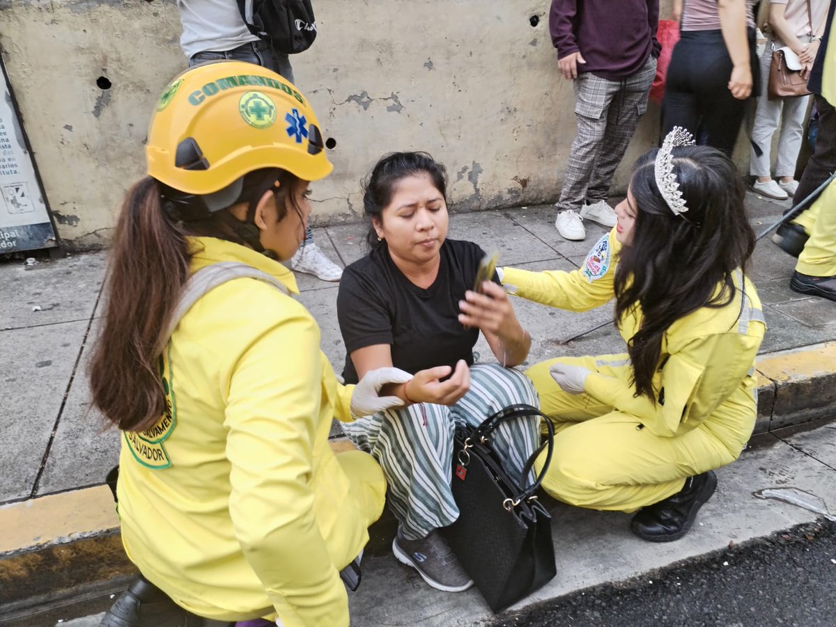 salvadoreno_n's tweet image. #Accidente 🚨 Comandos de Salvamento reporto un accidente de tránsito ente una coaster de la ruta 101D y un camioneta Toyota en la calle arce y13 av sur.

La reina de #Comandos que esperaba salir en el desfile del 65 aniversario atendio la emergencia.