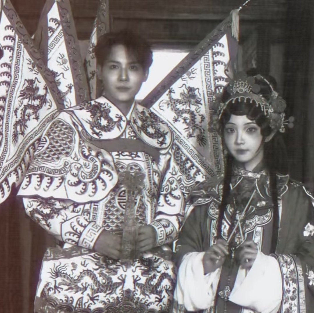 DhappyOrangeC's tweet photo. #林又迟 Lin Youchi, traditional-culture blogger who collaborated with #ZhengYeCheng 3 times already. #郑业成
1. #纸嫁衣 Paper Bride 
2. #我不是戏神 I Am Not the God of Drama 
3. #冒姓琅琊 Mao Xing of Langya https://t.co/L2G1IAwlSu