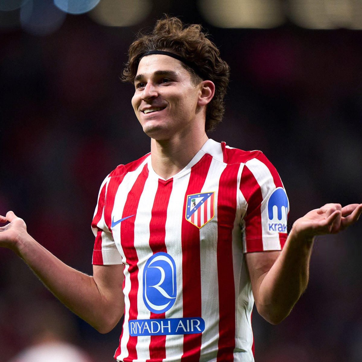 Qué jugador es Julián Álvarez. La cara visible de este Atlético Madrid. Un plantel que lo armaron para competir y sin embargo, no ha tenido un gran comienzo. ¿El salvavidas? El argentino. En la pasada fecha marcó un HAT-TRICK y ahora, le anotó DOBLETE al Real Madrid. Ya son 5
